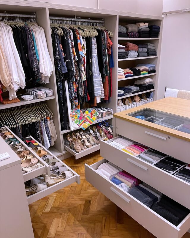 Organização de closet feminino: funcionalidade ao alcance dos olhos e das mãos! 💐

#sisorganizers #organização #organizadoraprofissional #praticidade  #detalhes #organizacaoresidencial #pósmudança #tudoorganizado #vidaorganizada #rouparia #organizadores #cama #banho #personalorganizerrj #vidaorganizada #personalorganizer #organizar #organizando #sisorganizers  #organizedlife #mulher #organizedhome #clutterfreelife #closet #feminino