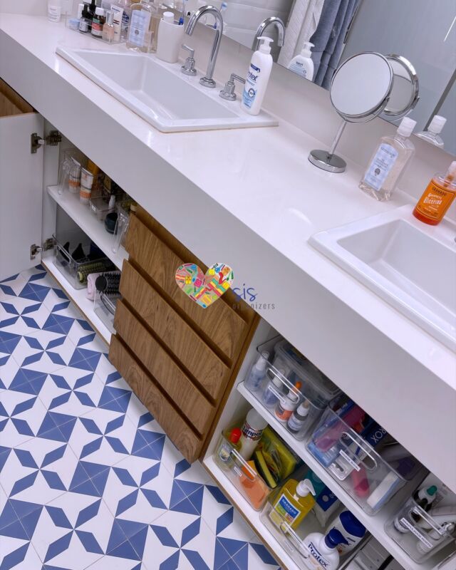 Banheiro organizado traz praticidade ao dia a dia! 💐

Deixe na bancada itens de uso frequente como o skincare. 
⠀⠀⠀⠀⠀⠀⠀⠀⠀⠀ ⠀⠀⠀⠀⠀⠀⠀⠀⠀⠀⠀⠀⠀⠀⠀⠀⠀⠀⠀⠀
⠀⠀⠀⠀⠀⠀⠀⠀⠀⠀
⠀⠀⠀⠀⠀⠀⠀⠀⠀⠀
⠀⠀⠀⠀⠀⠀⠀⠀⠀⠀
#banheiro #interiorgoals #konmari #feminino #lavabo #pósmudança #personalorganizer #organizedlife #personalorganizerrj #organização #roupas #organizing #mulher #bathroom #casaorganizada #home #organize ##bath #personalorganizerbrasil  #organizedhome #closet #clutterfree #sisorganizers