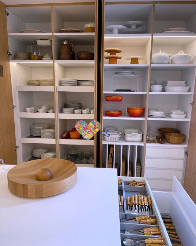 ✨Organização de cozinha: o segredo é categorizar de forma inteligente, para que até aqueles itens especiais estejam sempre ao seu alcance. 🥂🍴

#sisorganizers #organização #organizadoraprofissional #praticidade  #detalhes #organizacaoresidencial #pósmudança #tudoorganizado #vidaorganizada #dishwasher #organizadores #louceiro #cozinha #personalorganizerrj #vidaorganizada #personalorganizer #organizar #organizando #sisorganizers  #organizedlife #organizedhome #clutterfreelife
