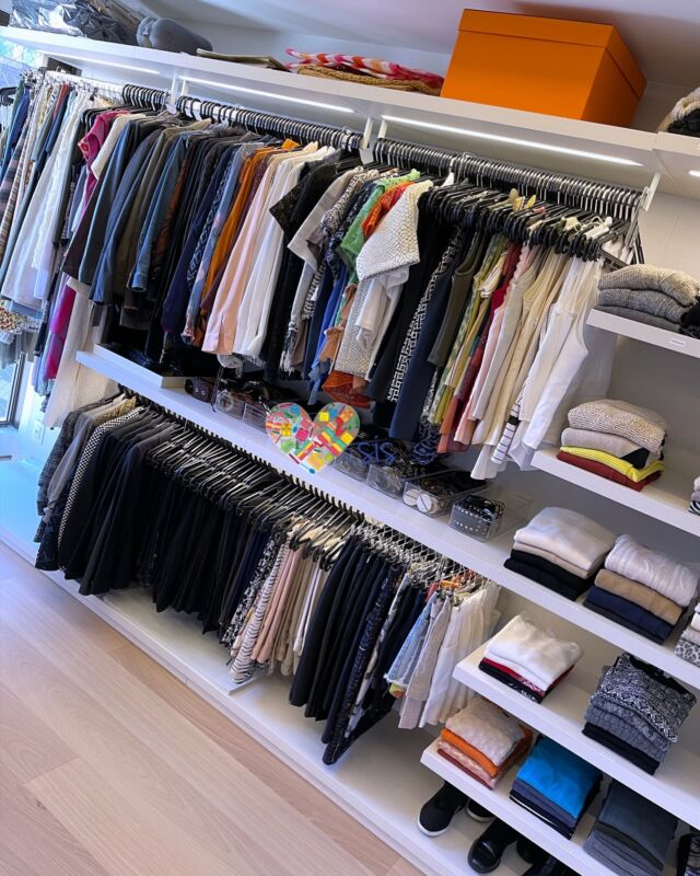 Organização de closet feminino! 😍

A maior parte das roupas em cabides trazendo mais praticidade e facilidade na manutenção.

Nas prateleiras, casacos de linha e tricot. 

#sisorganizers #organização #organizadoraprofissional #praticidade  #detalhes #organizacaoresidencial #pósmudança #tudoorganizado #vidaorganizada #rouparia #organizadores #cama #banho #personalorganizerrj #vidaorganizada #personalorganizer #organizar #organizando #sisorganizers  #organizedlife #mulher #organizedhome #clutterfreelife #closet #feminino