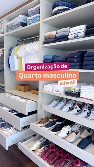 Organização de quarto masculino infantil! 🙎🏻‍♂️

Brinquedos, livros e roupas de uso diário ao alcance da criança.

Nas prateleiras superiores, roupas de inverno usadas esporadicamente.

#sisorganizers #organização #organizadoraprofissional #praticidade  #detalhes #organizacaoresidencial #pósmudança #tudoorganizado #vidaorganizada #rouparia #organizadores #cama #banho #personalorganizerrj #vidaorganizada #personalorganizer #organizar #organizando #sisorganizers  #organizedlife #organizedhome #clutterfreelife