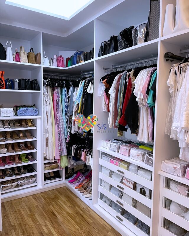 🌟 Um closet organizado transforma a forma como vivemos o dia a dia. Cada peça tem seu lugar e cada detalhe foi pensado para otimizar o tempo e trazer leveza à a rotina da cliente.

💫Com uma organização inteligente, encontrar o look perfeito nunca foi tão fácil. Você também acredita que um ambiente organizado traz paz e praticidade? 
Deixe seu comentário! ⁠👇🏼👇🏼

#sisorganizers #organização #organizadoraprofissional #praticidade  #detalhes #organizacaoresidencial #pósmudança #tudoorganizado #vidaorganizada #rouparia #organizadores #cama #banho #personalorganizerrj #vidaorganizada #personalorganizer #organizar #organizando #sisorganizers  #organizedlife #mulher #organizedhome #clutterfreelife #closet #feminino